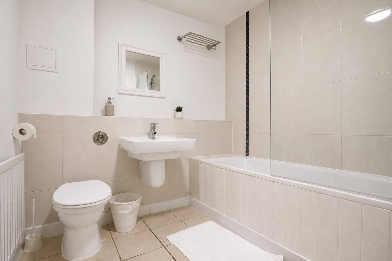 Dakota Apartment @ The Hub • City Centre • Balcony • Free Parking • Work Desk • Fast Wifi • Self-Check-In in 50 Mortimer Square - Property image 9 - VivreStays