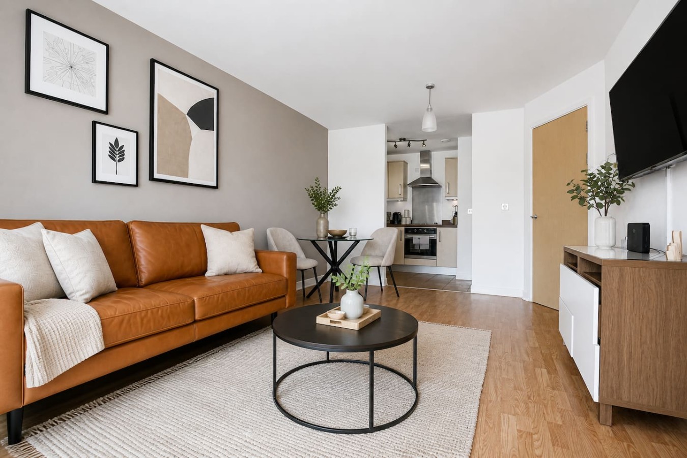 Dakota Apartment @ The Hub • City Centre • Balcony • Free Parking • Work Desk • Fast Wifi • Self-Check-In in 50 Mortimer Square - Property image 4 - VivreStays