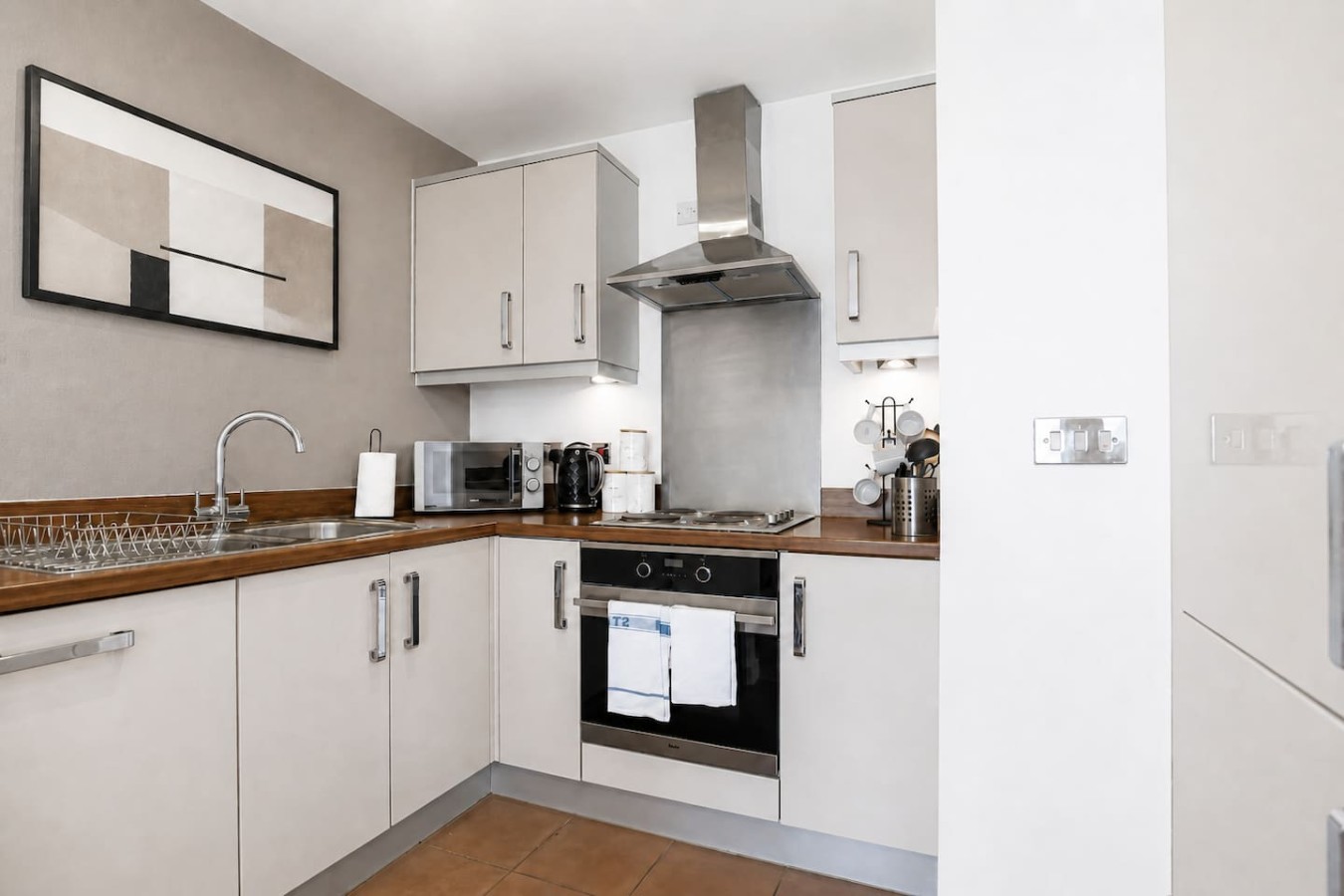 Dakota Apartment @ The Hub • City Centre • Balcony • Free Parking • Work Desk • Fast Wifi • Self-Check-In in 50 Mortimer Square - Property image 5 - VivreStays