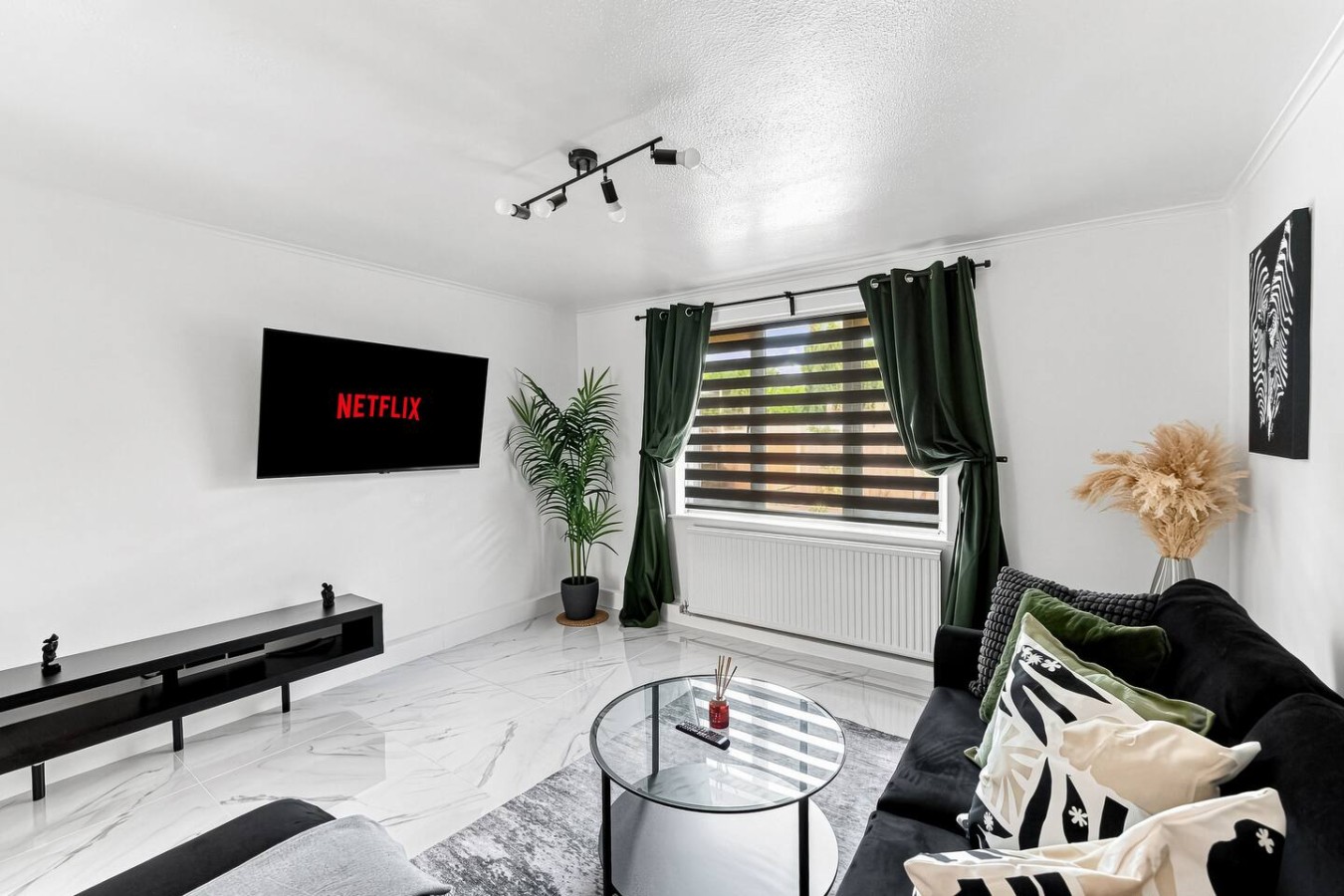Candleford House • Newly Refurbished • Sleeps 5 • Free Parking • Fast Wifi • Smart TV • Self-Check-In in 10 Candleford - Property image 25 - VivreStays