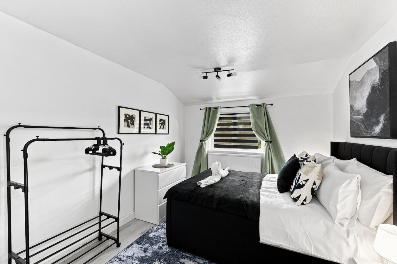 Candleford House • Newly Refurbished • Sleeps 5 • Free Parking • Fast Wifi • Smart TV • Self-Check-In in 10 Candleford - Property image 11 - VivreStays