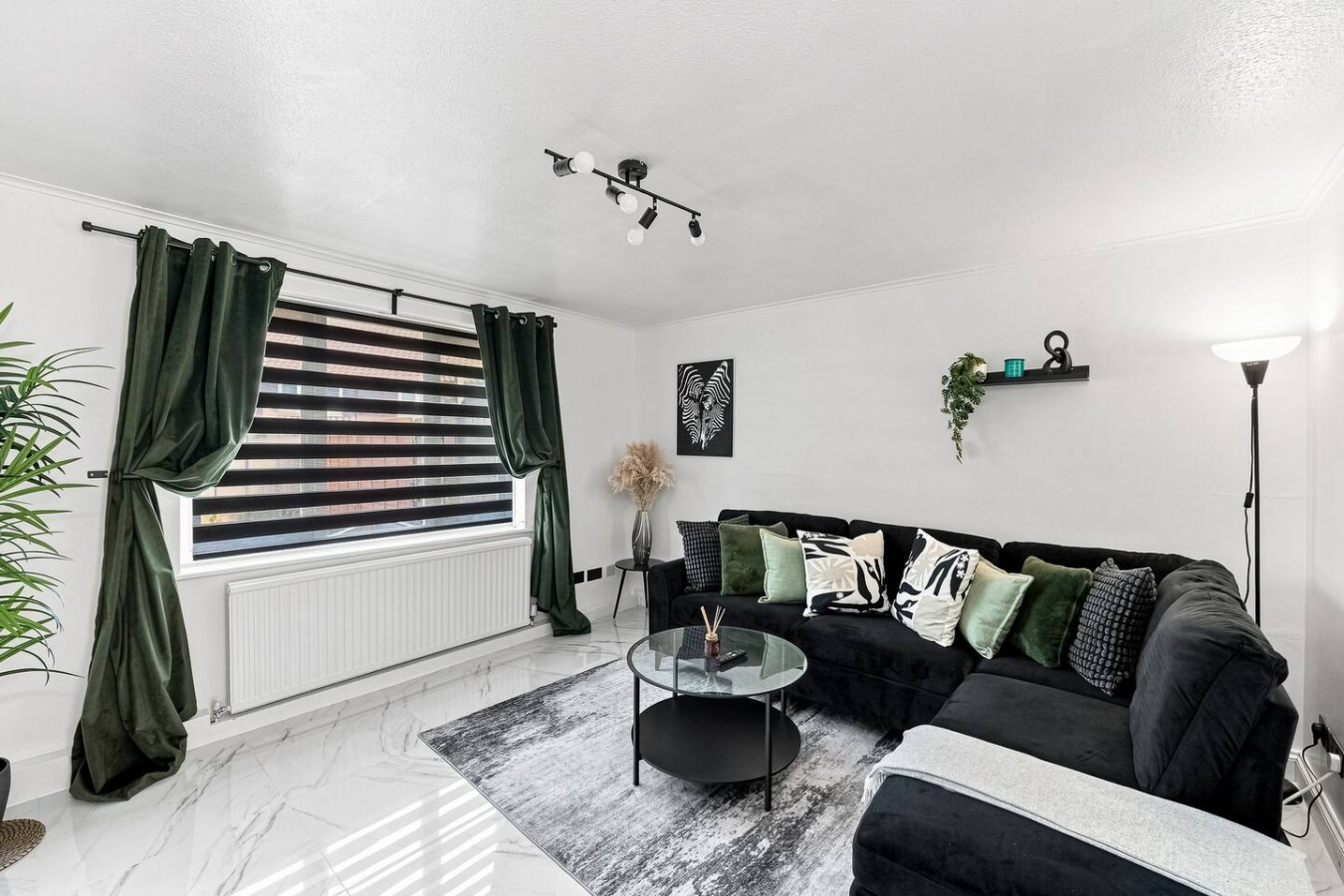 Candleford House • Newly Refurbished • Sleeps 5 • Free Parking • Fast Wifi • Smart TV • Self-Check-In in 10 Candleford - Property image 24 - VivreStays