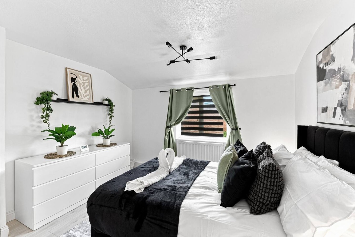 Candleford House • Newly Refurbished • Sleeps 5 • Free Parking • Fast Wifi • Smart TV • Self-Check-In in 10 Candleford - Property image 5 - VivreStays