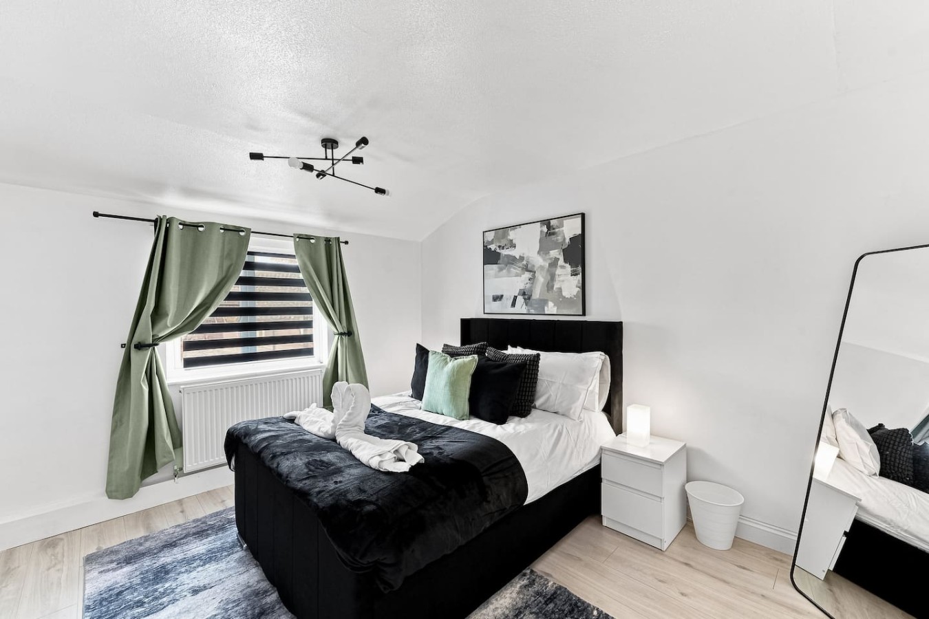 Candleford House • Newly Refurbished • Sleeps 5 • Free Parking • Fast Wifi • Smart TV • Self-Check-In in 10 Candleford - Property image 2 - VivreStays