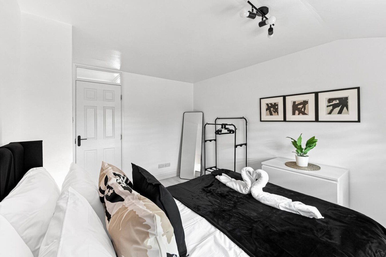 Candleford House • Newly Refurbished • Sleeps 5 • Free Parking • Fast Wifi • Smart TV • Self-Check-In in 10 Candleford - Property image 12 - VivreStays