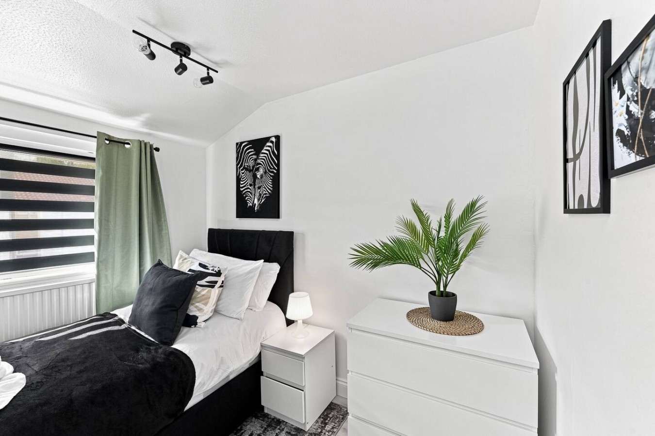 Candleford House • Newly Refurbished • Sleeps 5 • Free Parking • Fast Wifi • Smart TV • Self-Check-In in 10 Candleford - Property image 13 - VivreStays