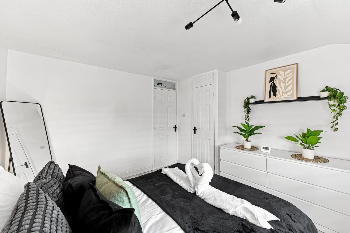 Candleford House • Newly Refurbished • Sleeps 5 • Free Parking • Fast Wifi • Smart TV • Self-Check-In in 10 Candleford - Property image 6 - VivreStays