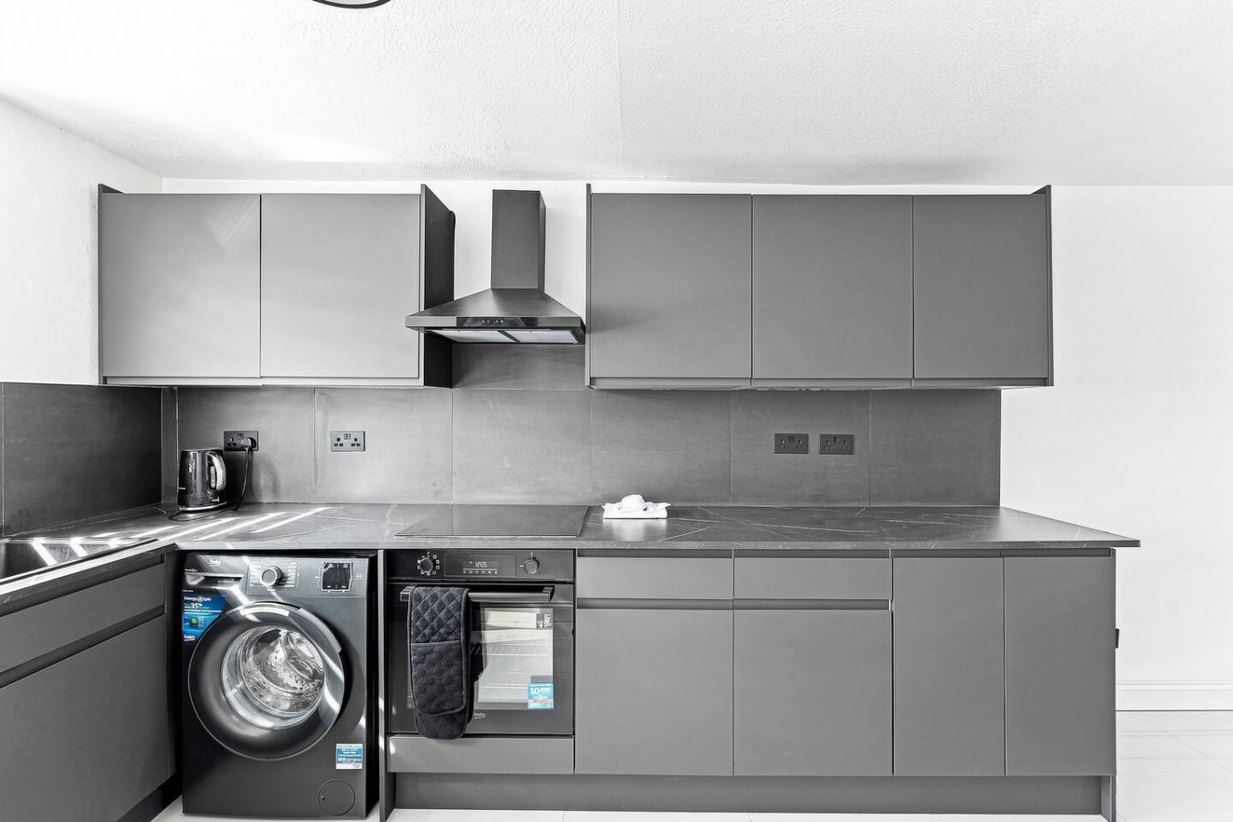 Candleford House • Newly Refurbished • Sleeps 5 • Free Parking • Fast Wifi • Smart TV • Self-Check-In in 10 Candleford - Property image 18 - VivreStays