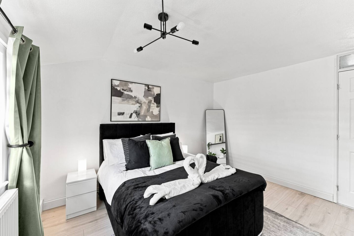 Candleford House • Newly Refurbished • Sleeps 5 • Free Parking • Fast Wifi • Smart TV • Self-Check-In in 10 Candleford - Property image 3 - VivreStays