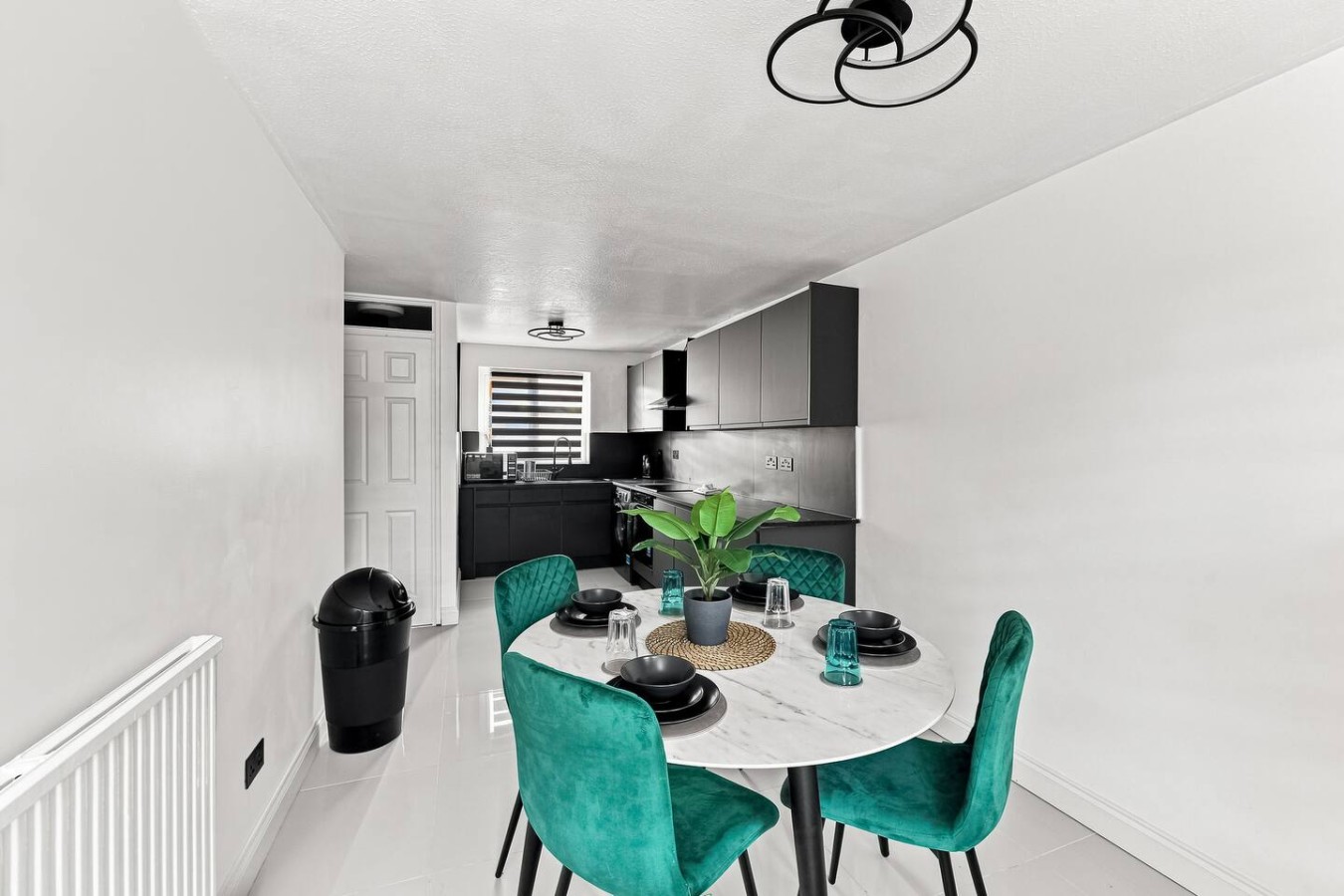 Candleford House • Newly Refurbished • Sleeps 5 • Free Parking • Fast Wifi • Smart TV • Self-Check-In in 10 Candleford - Property image 20 - VivreStays