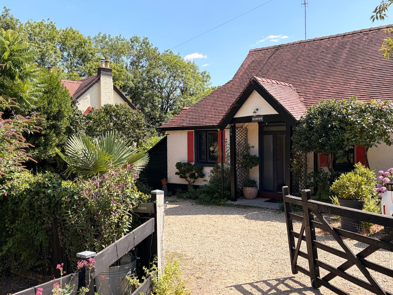 The Robins by Yoko Property serviced apartment - UK - VivreStays