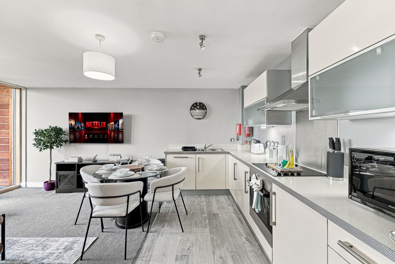 Luxury Flat • City Centre • Balcony • Free Parking • Fast WiFi • Work Desk • SmartTVs in 325 South Row Flat 72 - Property image 15 - VivreStays