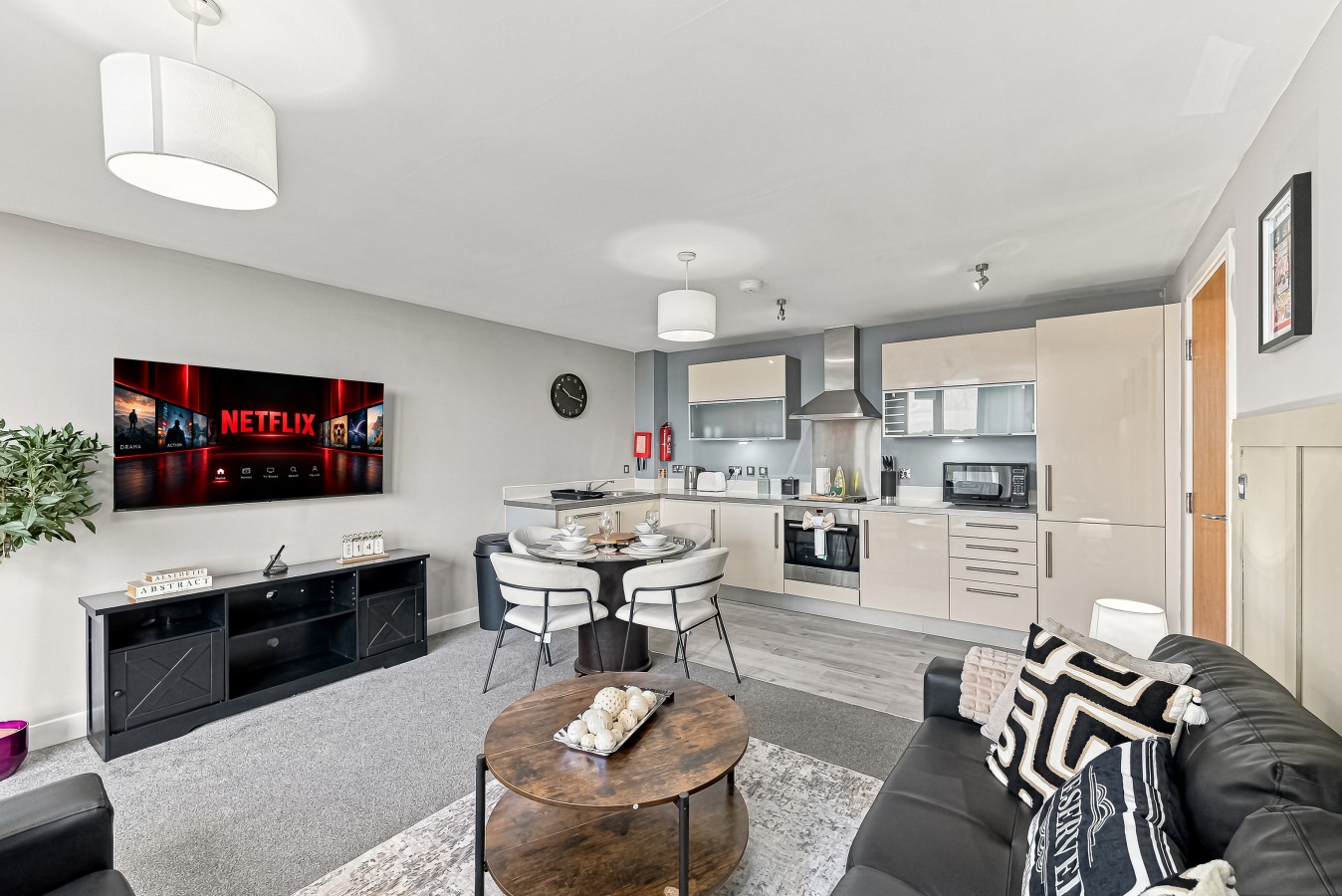 Luxury Flat • City Centre • Balcony • Free Parking • Fast WiFi • Work Desk • SmartTVs in 325 South Row Flat 72 - Property image 8 - VivreStays