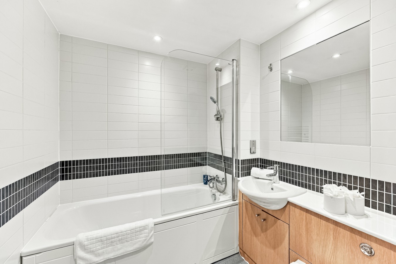 Luxury Flat • City Centre • Balcony • Free Parking • Fast WiFi • Work Desk • SmartTVs in 325 South Row Flat 72 - Property image 17 - VivreStays