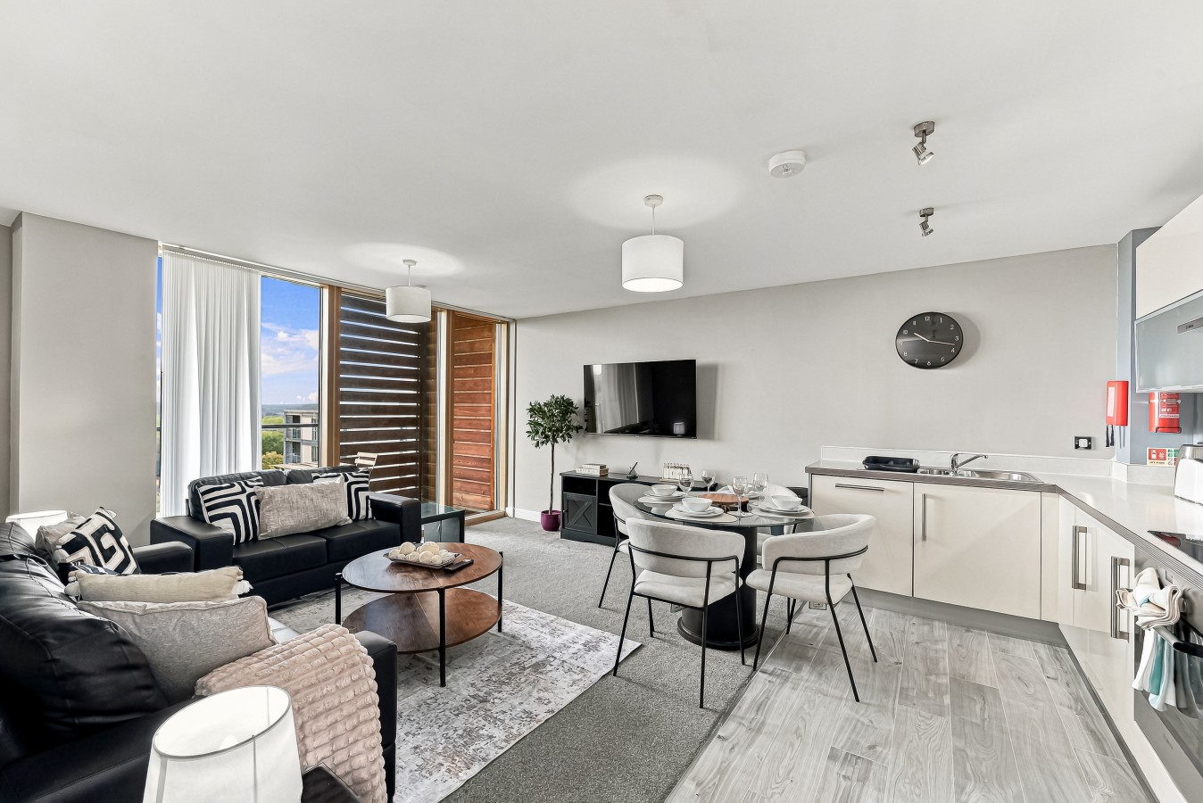 Luxury Flat • City Centre • Balcony • Free Parking • Fast WiFi • Work Desk • SmartTVs in 325 South Row Flat 72 - Property image 11 - VivreStays