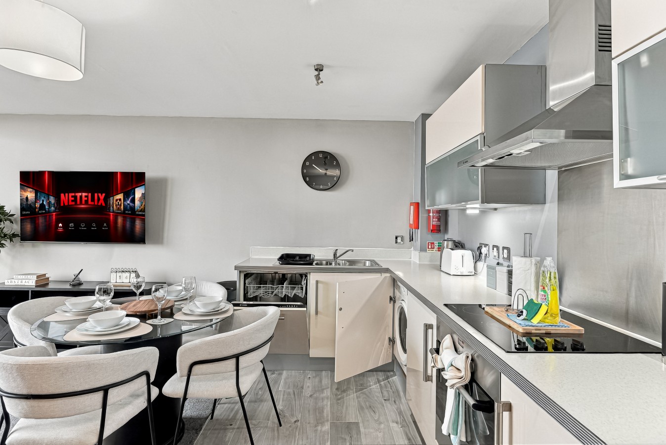 Luxury Flat • City Centre • Balcony • Free Parking • Fast WiFi • Work Desk • SmartTVs in 325 South Row Flat 72 - Property image 16 - VivreStays