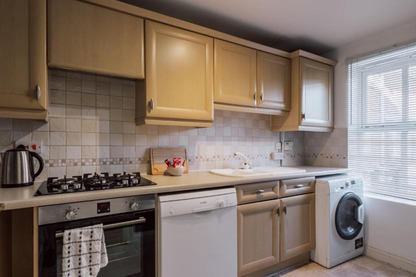 Oriel House • Sleeps 6 • Free Parking • Work Desk • Fast WIFI • Self-Check-In in 67 Oriel Close - Property image 14 - VivreStays
