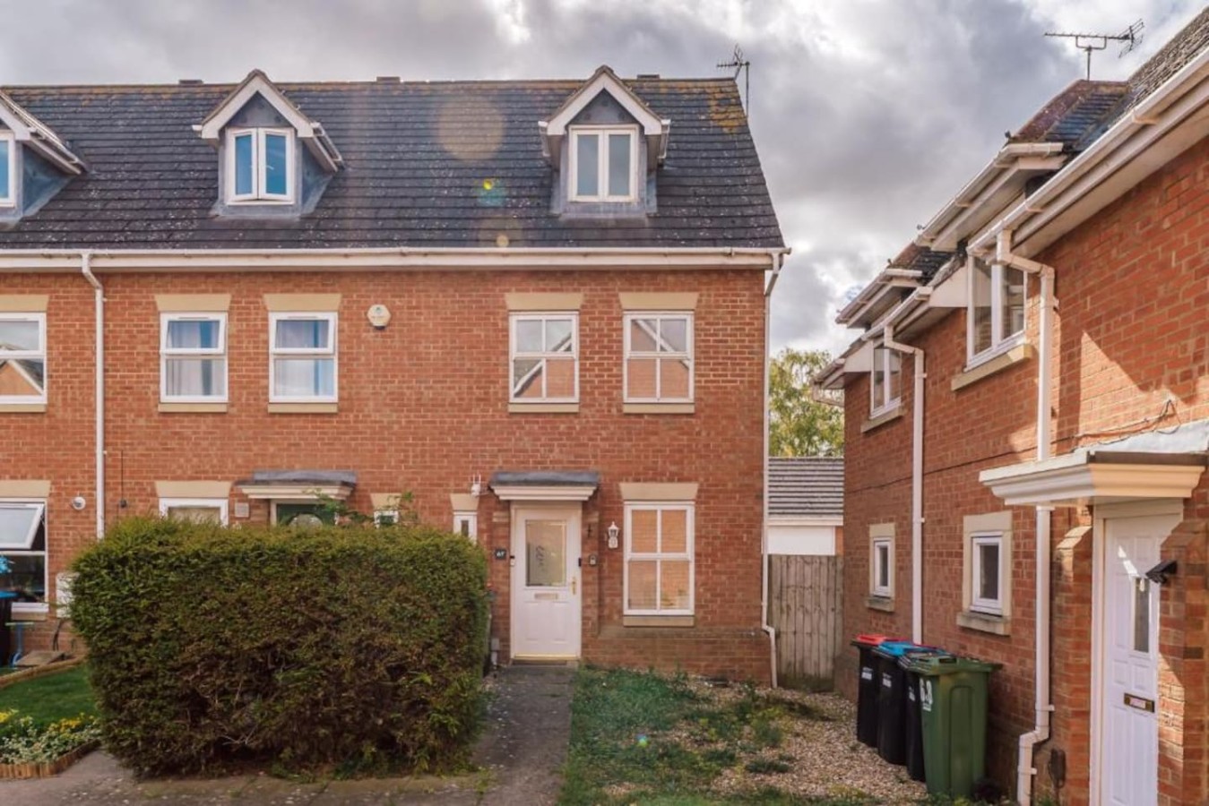 Oriel House • Sleeps 6 • Free Parking • Work Desk • Fast WIFI • Self-Check-In in 67 Oriel Close - Property image 18 - VivreStays