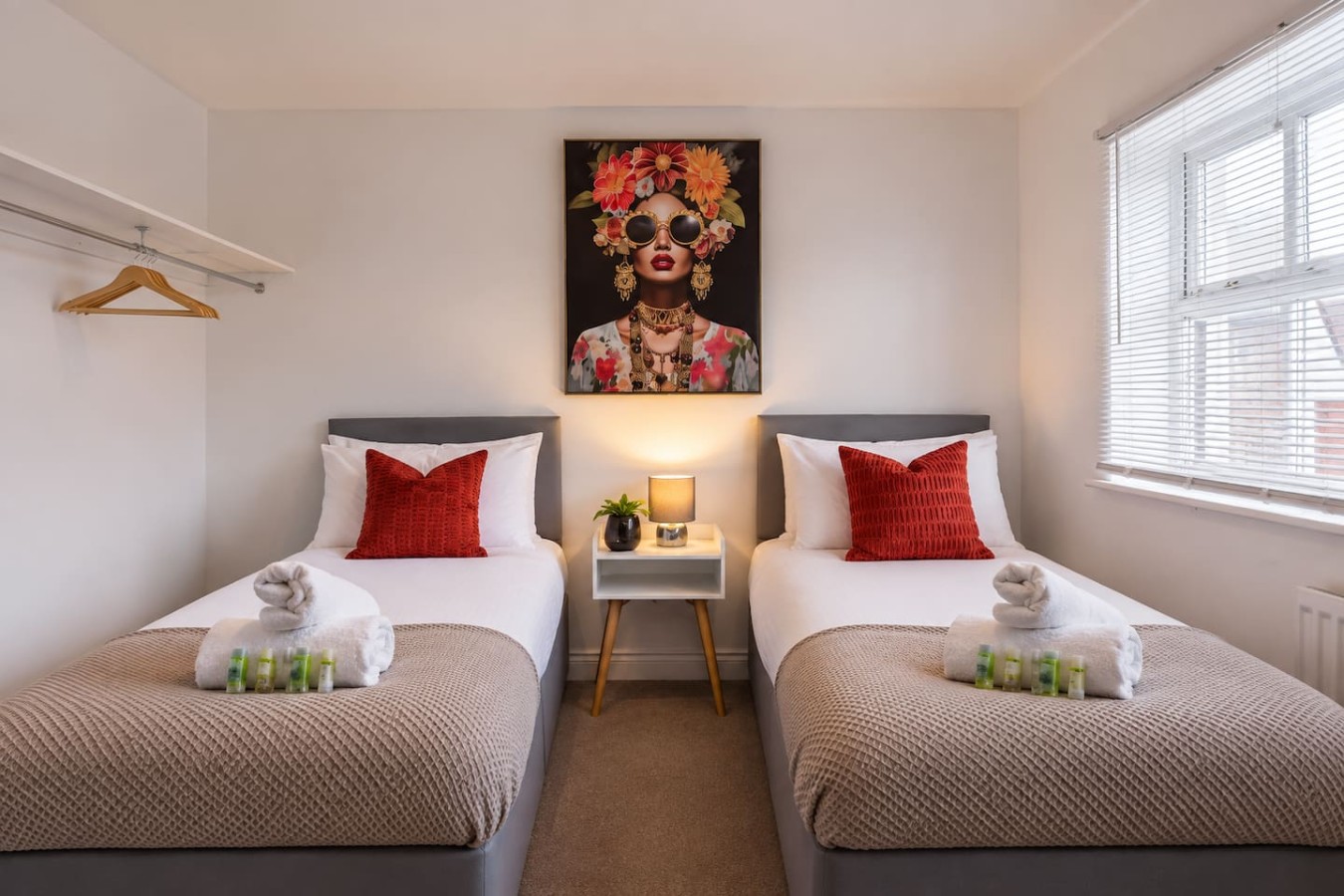Oriel House • Sleeps 6 • Free Parking • Work Desk • Fast WIFI • Self-Check-In in 67 Oriel Close - Property image 2 - VivreStays