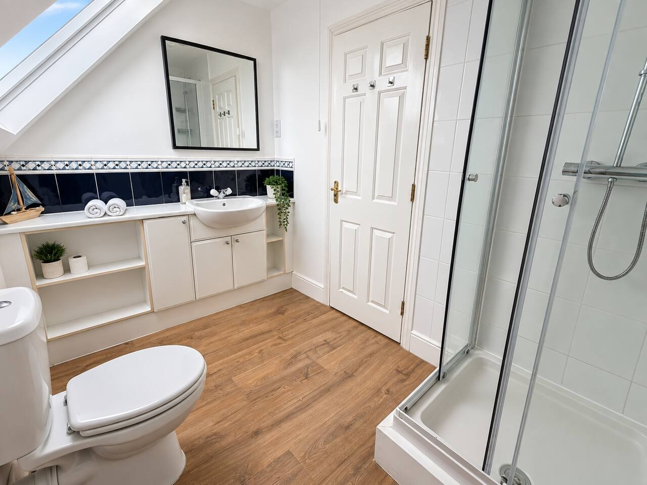 Oriel House • Sleeps 6 • Free Parking • Work Desk • Fast WIFI • Self-Check-In in 67 Oriel Close - Property image 3 - VivreStays