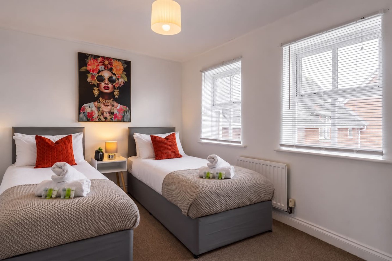 Oriel House • Sleeps 6 • Free Parking • Work Desk • Fast WIFI • Self-Check-In serviced apartment - Milton Keynes - VivreStays