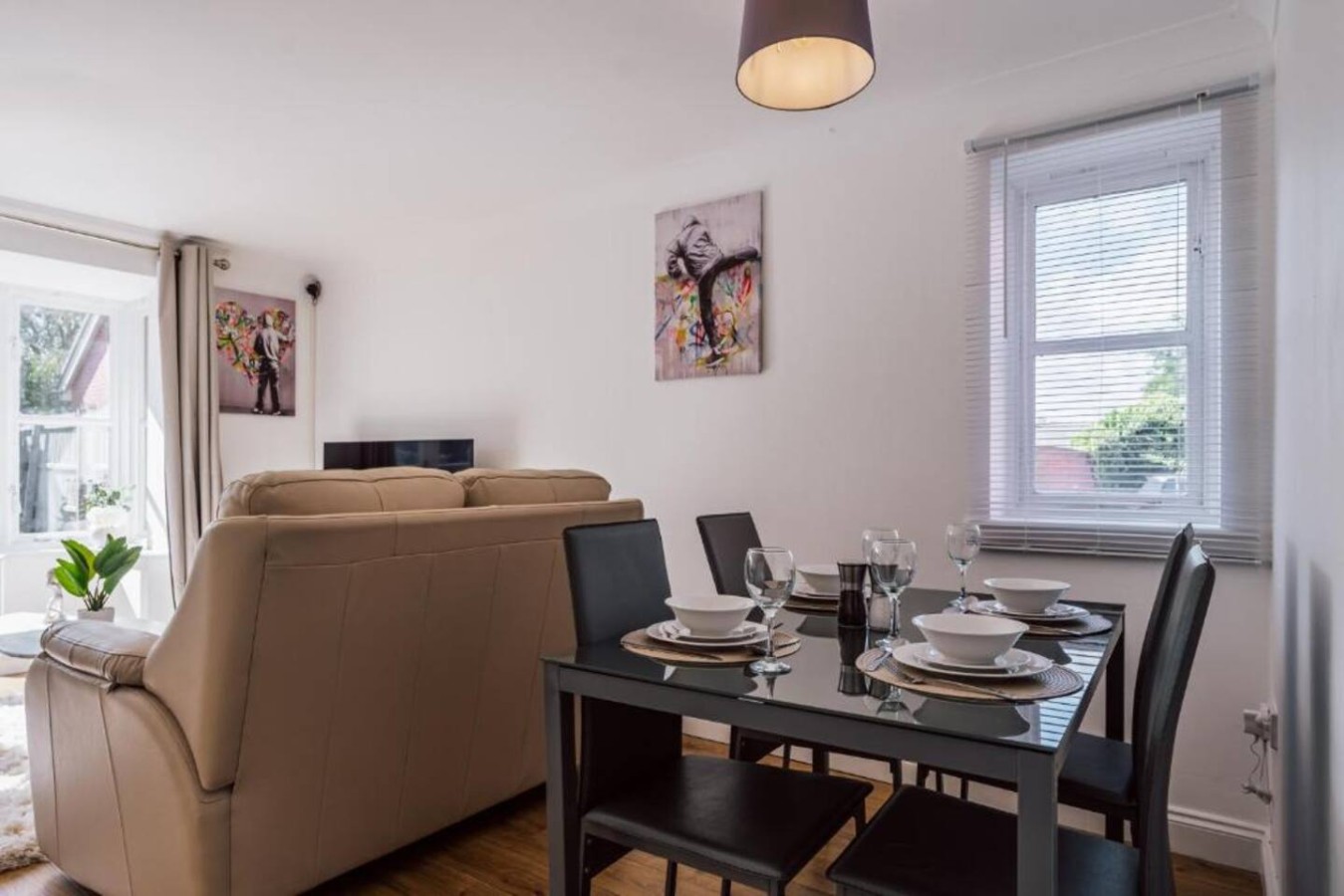 Oriel House • Sleeps 6 • Free Parking • Work Desk • Fast WIFI • Self-Check-In in 67 Oriel Close - Property image 12 - VivreStays