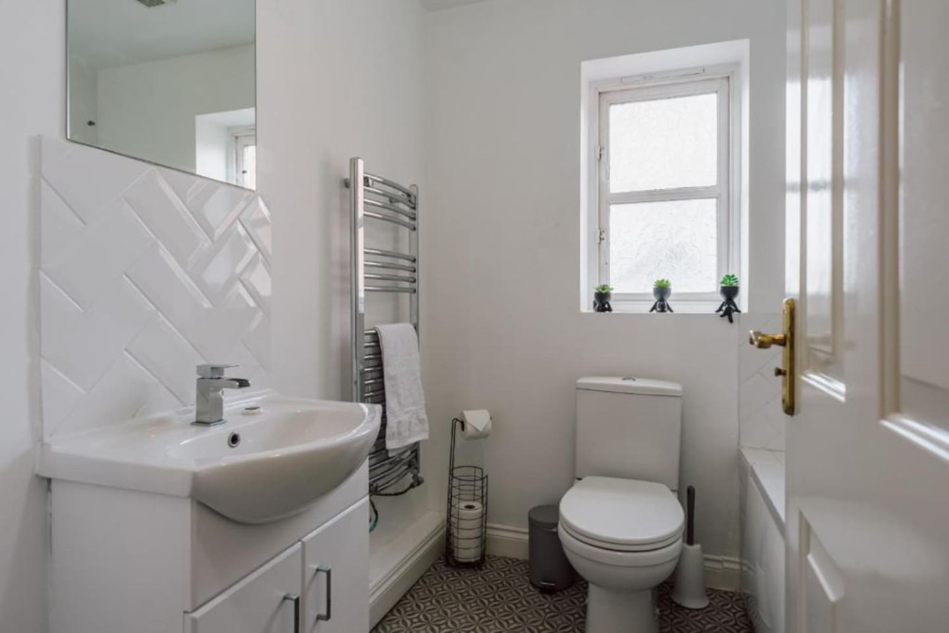 Oriel House • Sleeps 6 • Free Parking • Work Desk • Fast WIFI • Self-Check-In in 67 Oriel Close - Property image 6 - VivreStays