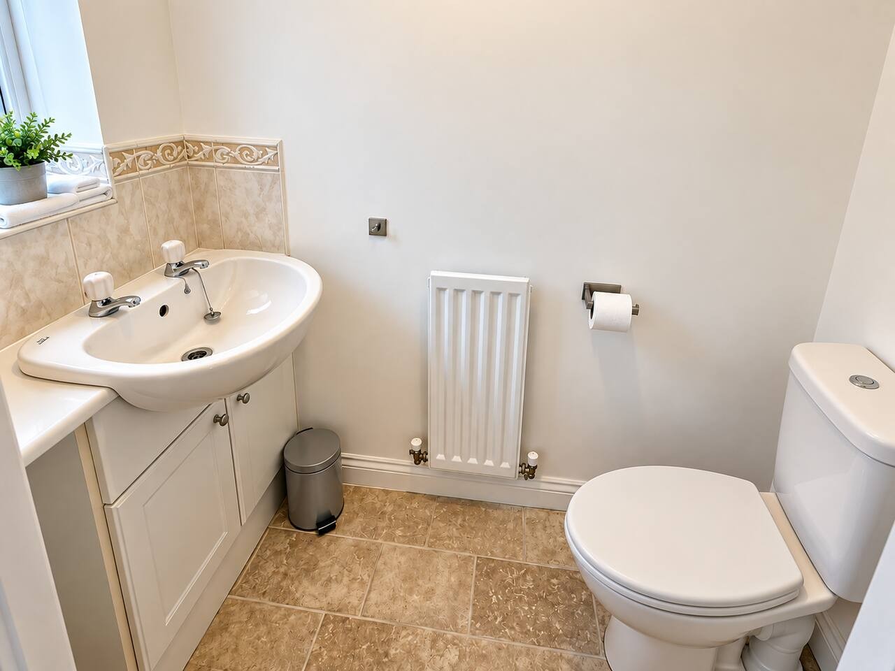 Oriel House • Sleeps 6 • Free Parking • Work Desk • Fast WIFI • Self-Check-In in 67 Oriel Close - Property image 16 - VivreStays