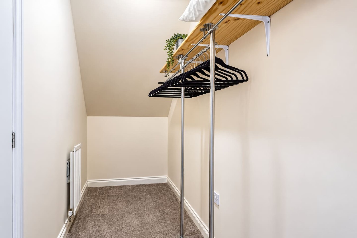 Oriel House • Sleeps 6 • Free Parking • Work Desk • Fast WIFI • Self-Check-In in 67 Oriel Close - Property image 5 - VivreStays