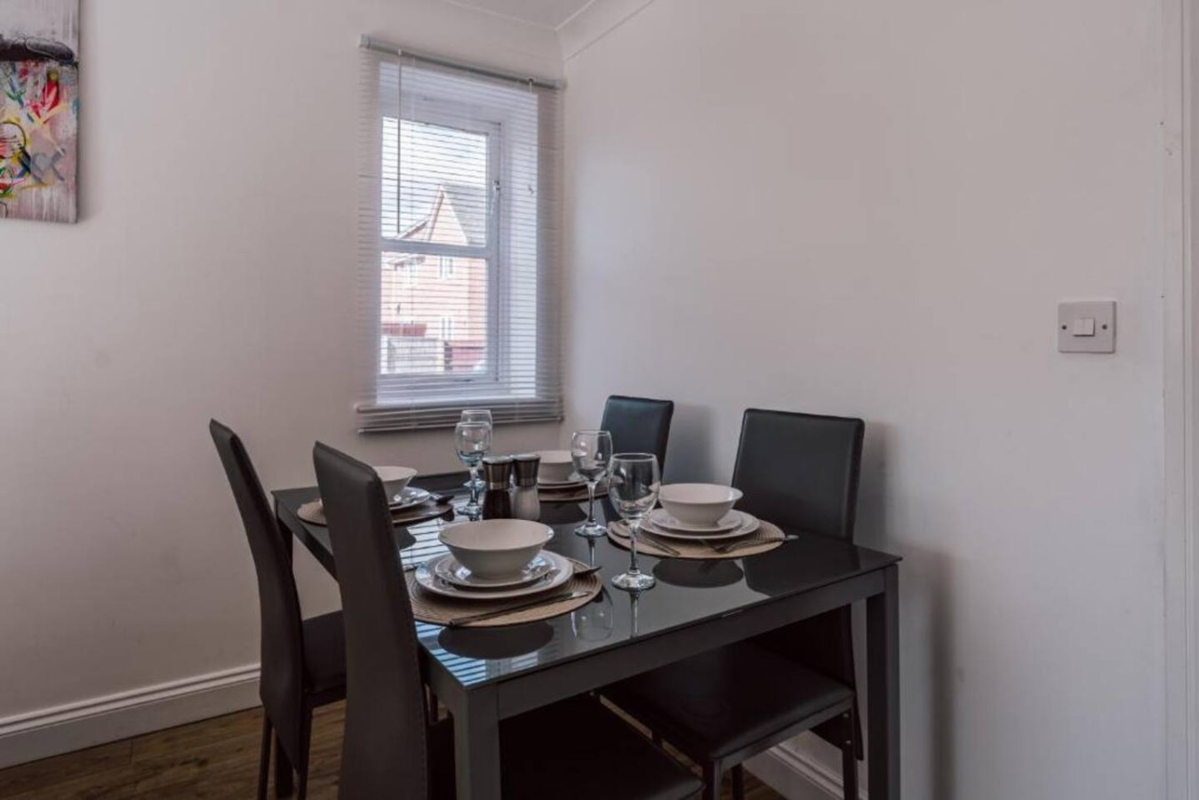 Oriel House • Sleeps 6 • Free Parking • Work Desk • Fast WIFI • Self-Check-In in 67 Oriel Close - Property image 13 - VivreStays
