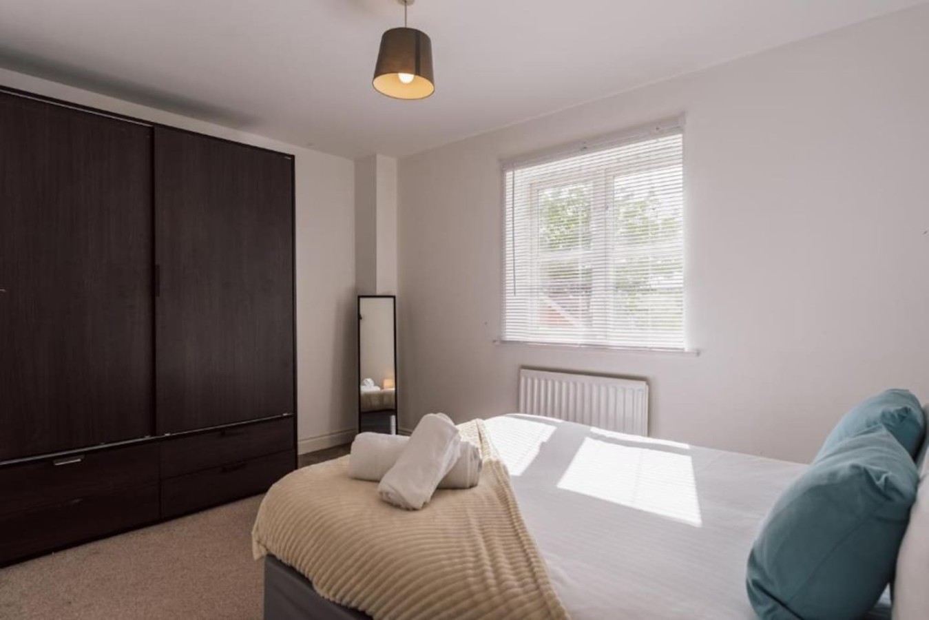 Oriel House • Sleeps 6 • Free Parking • Work Desk • Fast WIFI • Self-Check-In in 67 Oriel Close - Property image 9 - VivreStays