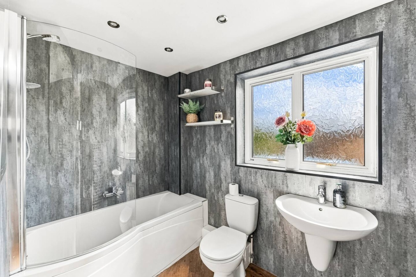 Ashcombe House • Sleeps 9 • Pool Table • Office / Snug Room • Sky TV • Xbox • Driveway Parking in Broadview Gardens - Property image 22 - VivreStays