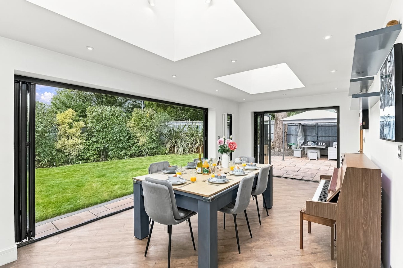 Ashcombe House • Sleeps 9 • Pool Table • Office / Snug Room • Sky TV • Xbox • Driveway Parking in Broadview Gardens - Property image 3 - VivreStays