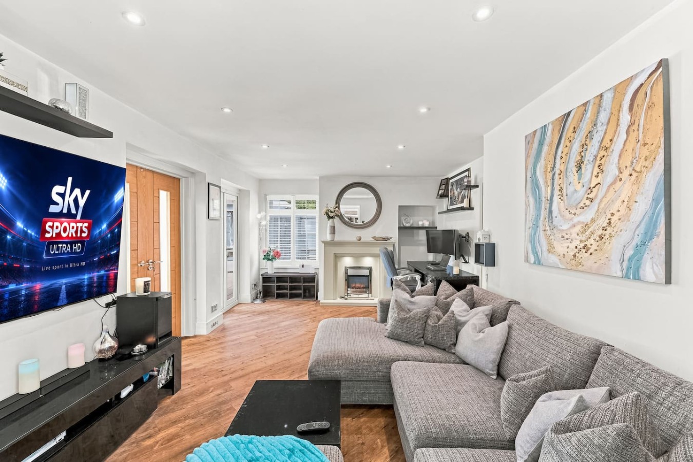 Ashcombe House • Sleeps 9 • Pool Table • Office / Snug Room • Sky TV • Xbox • Driveway Parking in Broadview Gardens - Property image 19 - VivreStays