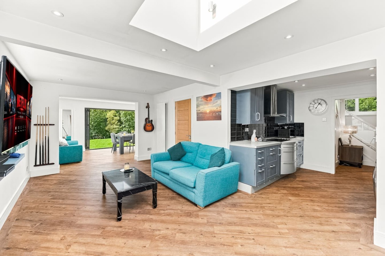 Ashcombe House • Sleeps 9 • Pool Table • Office / Snug Room • Sky TV • Xbox • Driveway Parking in Broadview Gardens - Property image 11 - VivreStays