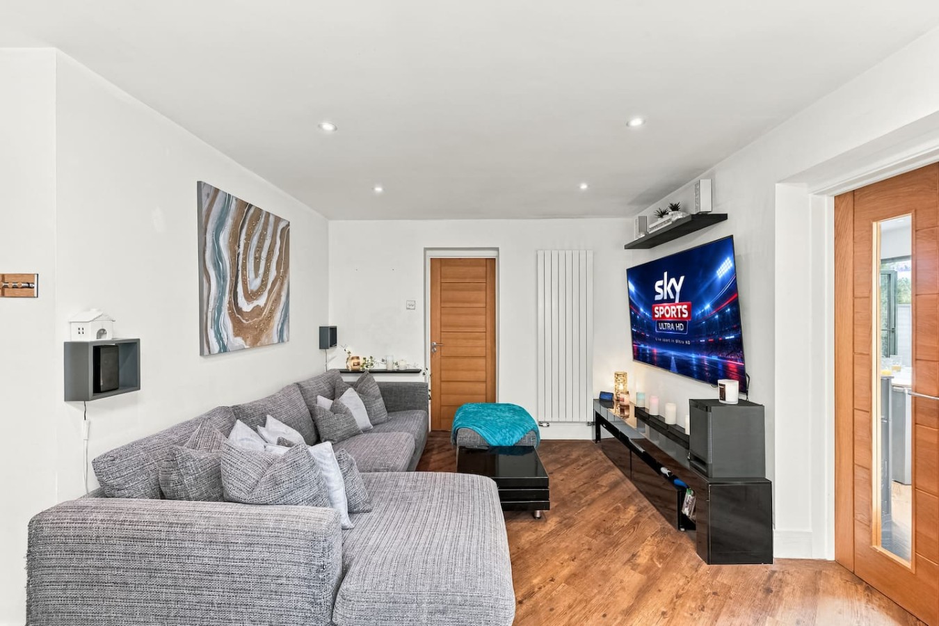 Ashcombe House • Sleeps 9 • Pool Table • Office / Snug Room • Sky TV • Xbox • Driveway Parking in Broadview Gardens - Property image 17 - VivreStays