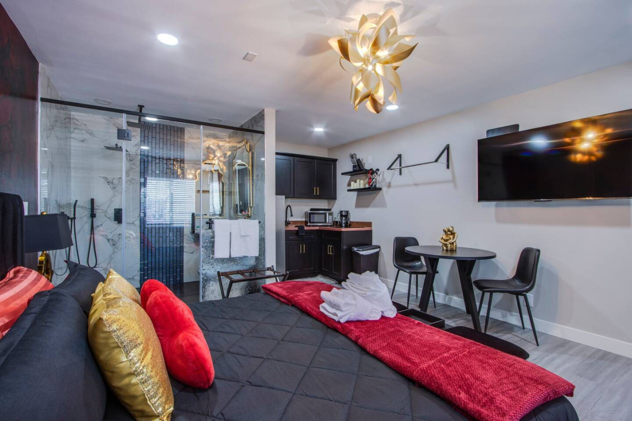 Cozy Studio Loft | King Bed | Downtown Arts Vibes - Photo 2
