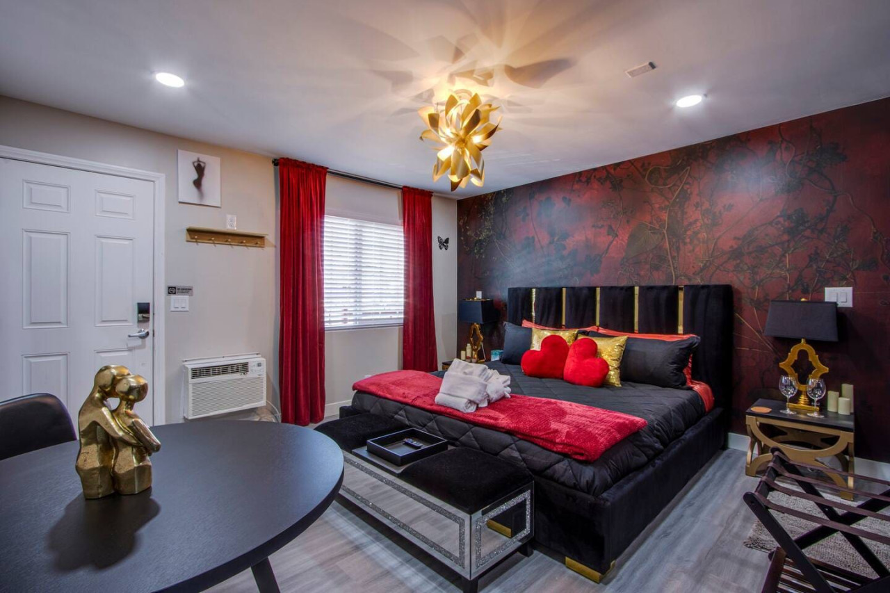 Cozy Studio Loft | King Bed | Downtown Arts Vibes - Photo 1
