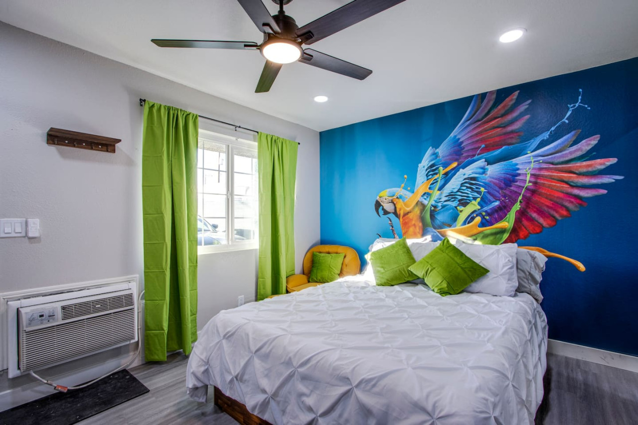 Vibrant Downtown Arts Vibes Studio Loft - Photo 3