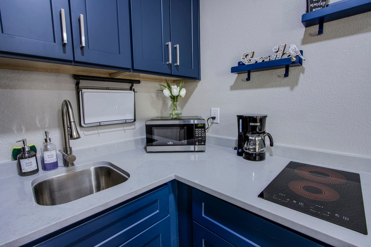 Vibrant Downtown Arts Vibes Studio Loft - Photo 8