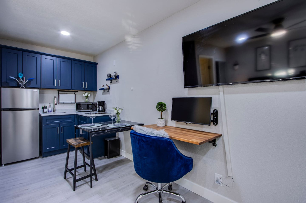 Vibrant Downtown Arts Vibes Studio Loft - Photo 2
