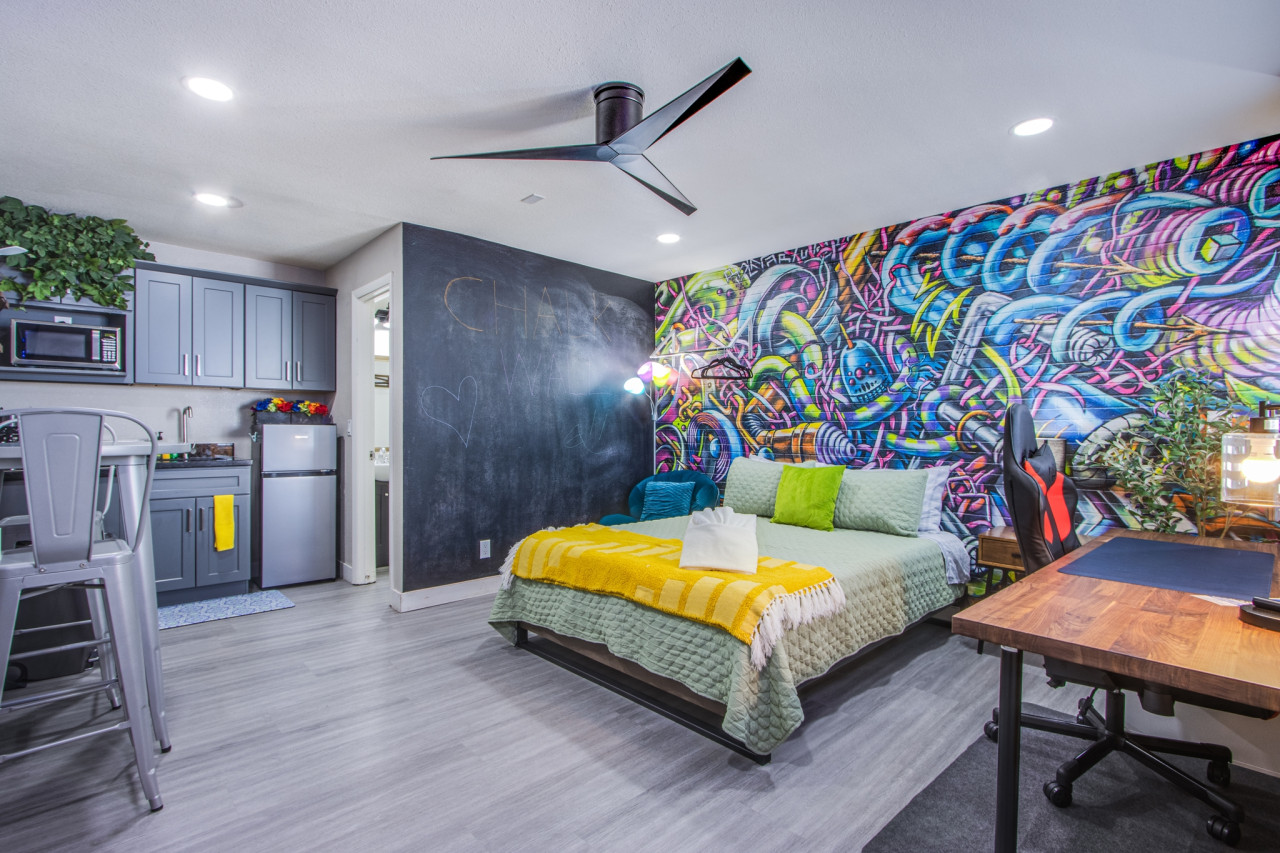 Creative Vibes Arts District Inspired Studio Loft - Photo 4