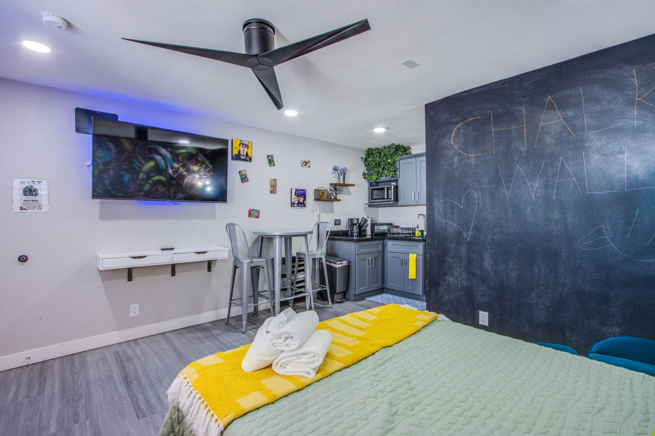 Creative Vibes Arts District Inspired Studio Loft - Photo 3