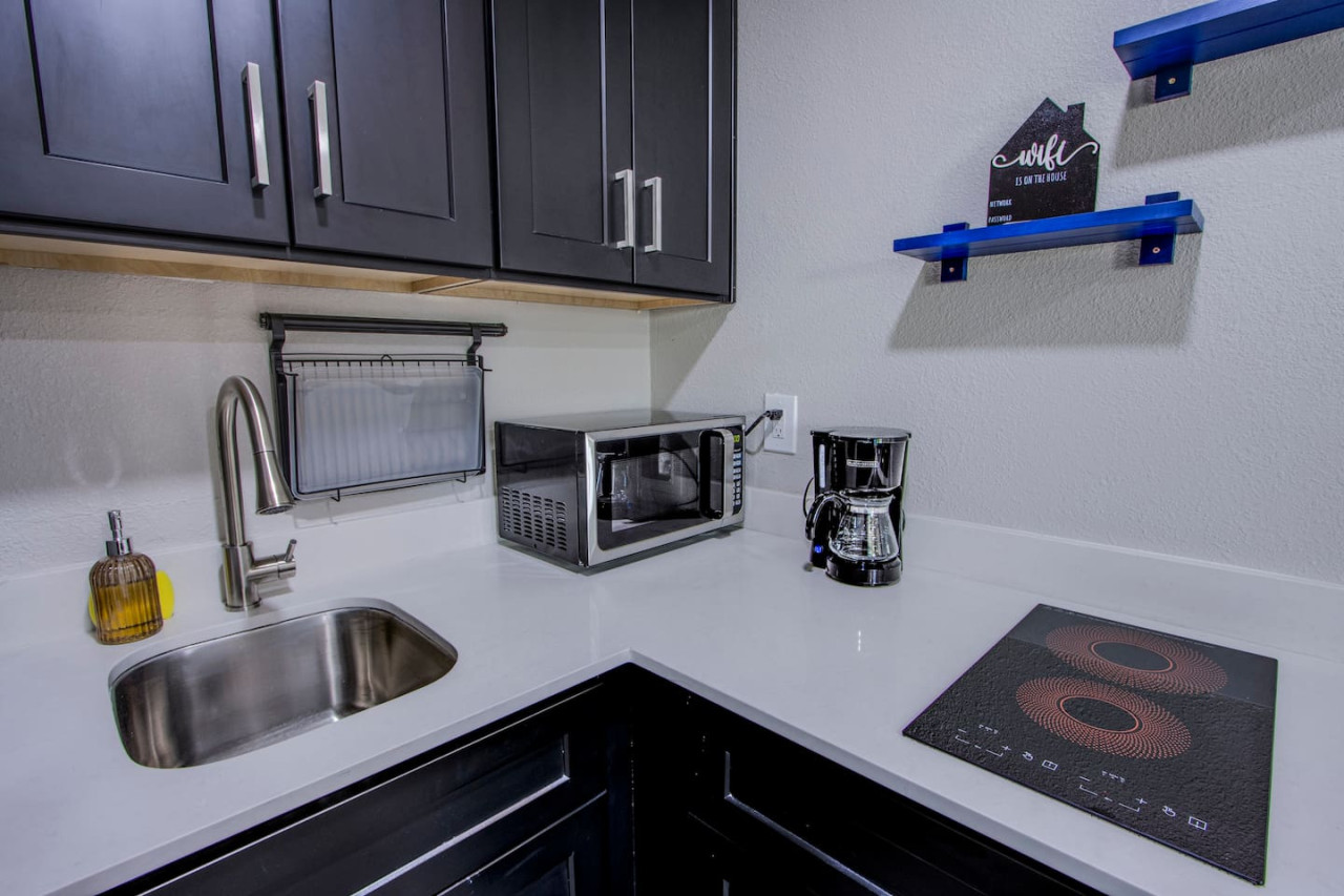 Cozy Studio Loft in the Cultural Arts District - Photo 7