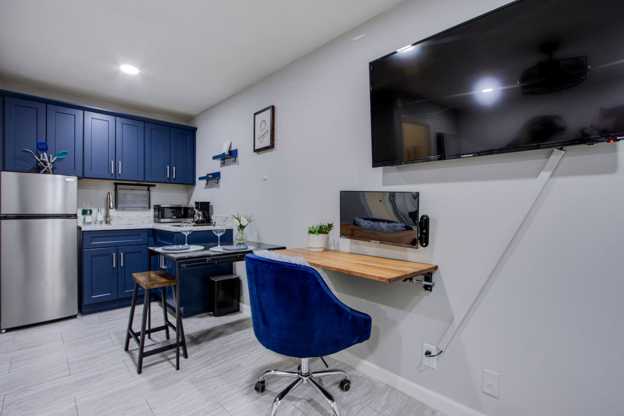 Vintage Charming Studio Loft - Arts District Gem - Photo 4