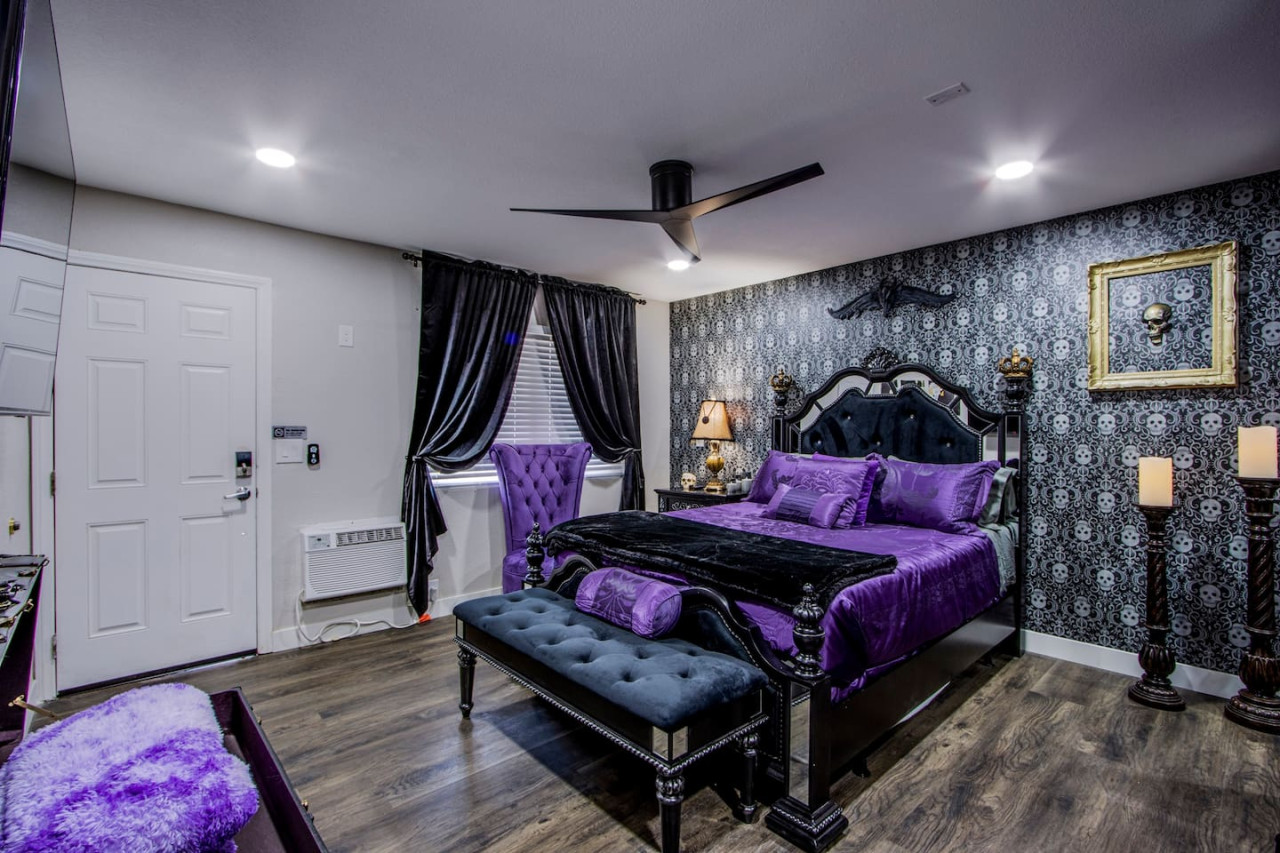Unique Arts District Studio Loft - "The Raven"
