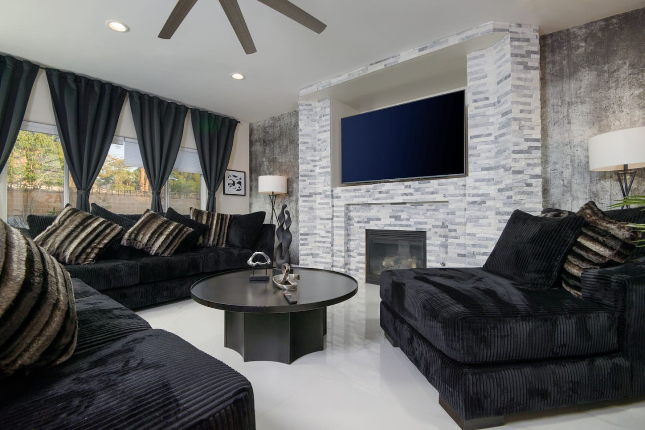 Experience the Vegas Royale, iconic themed Villa w/ pool - Photo 10