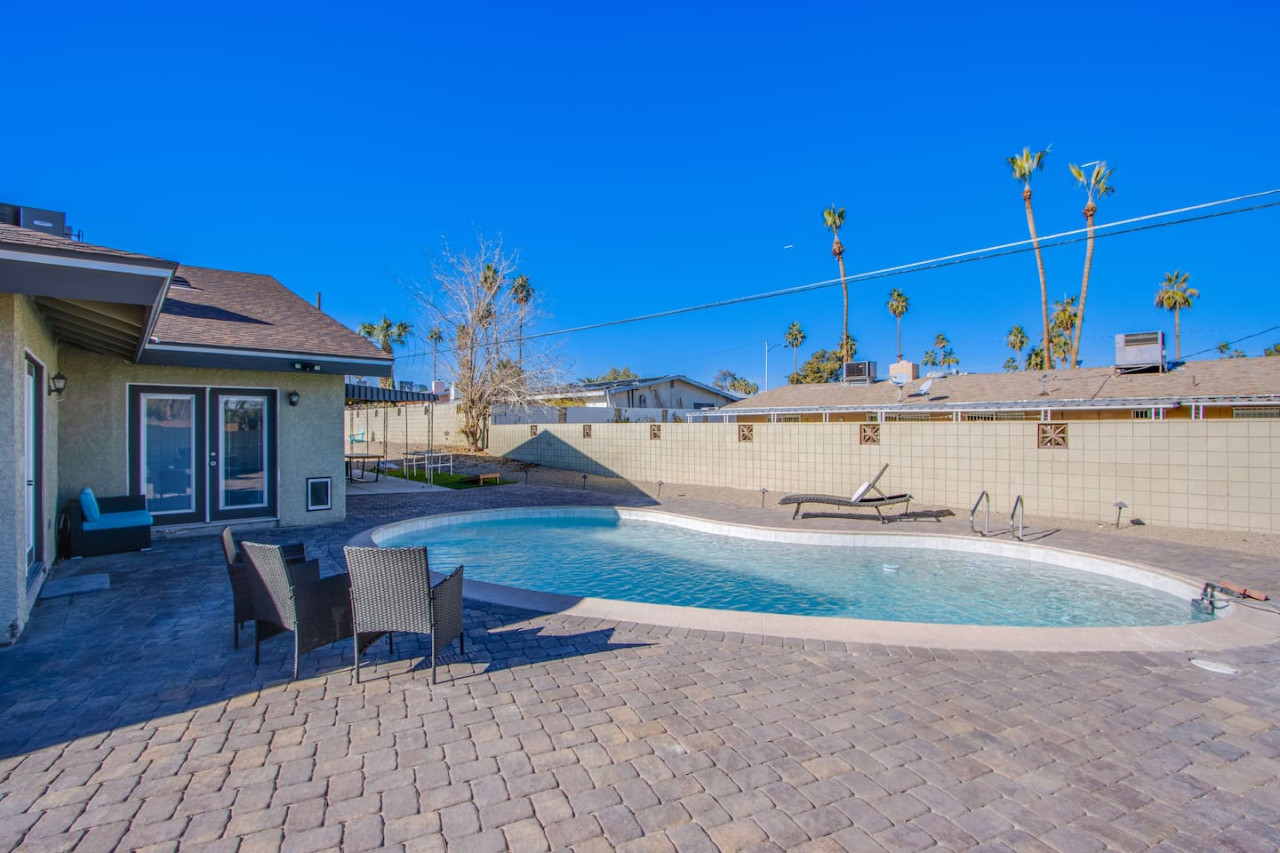 The Extended Stay Oasis | 5 BR, 4 BA Vegas Villa sleeps up to 16!