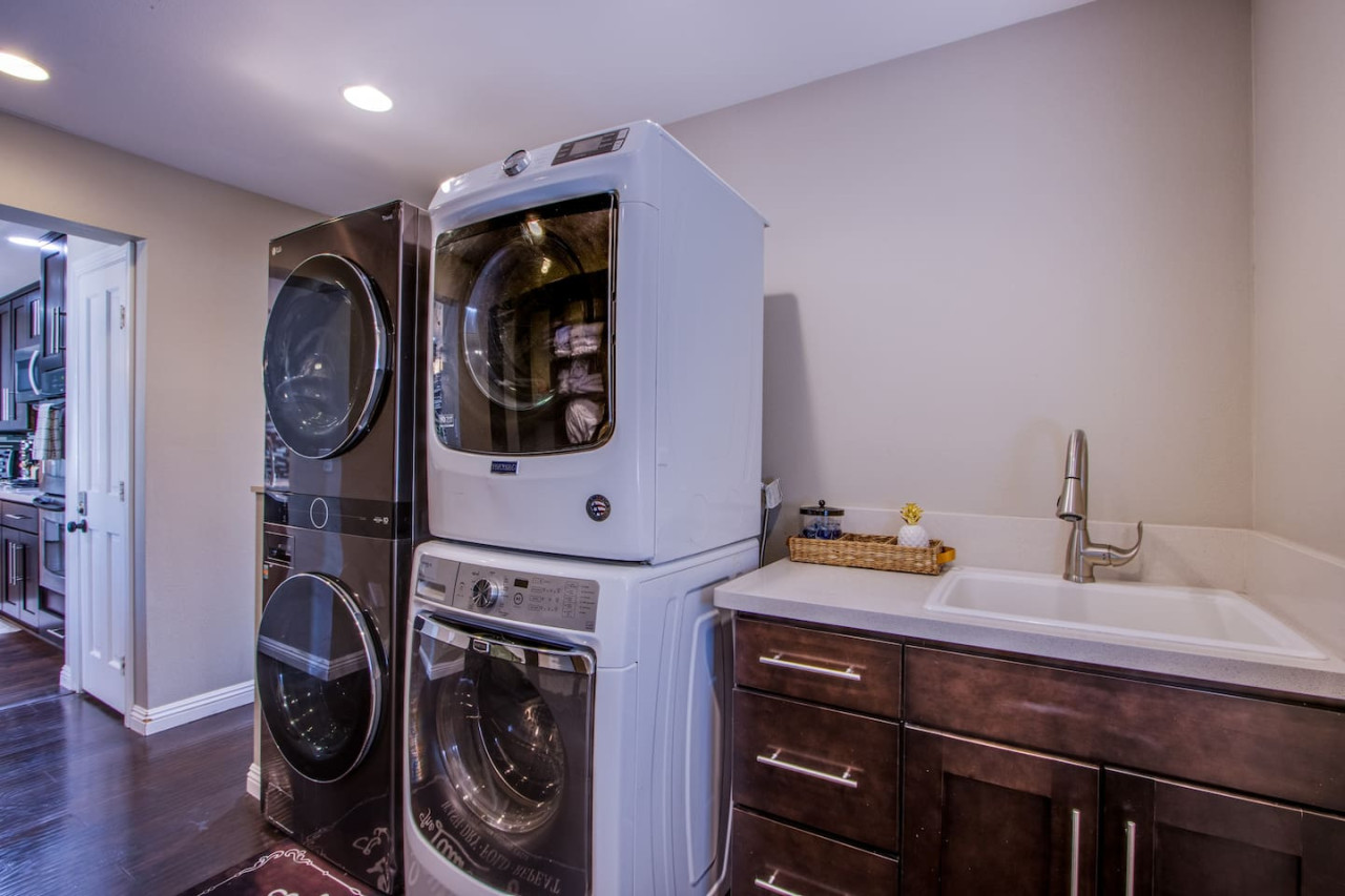 The Extended Stay Oasis | 5 BR, 4 BA Vegas Villa sleeps up to 16!