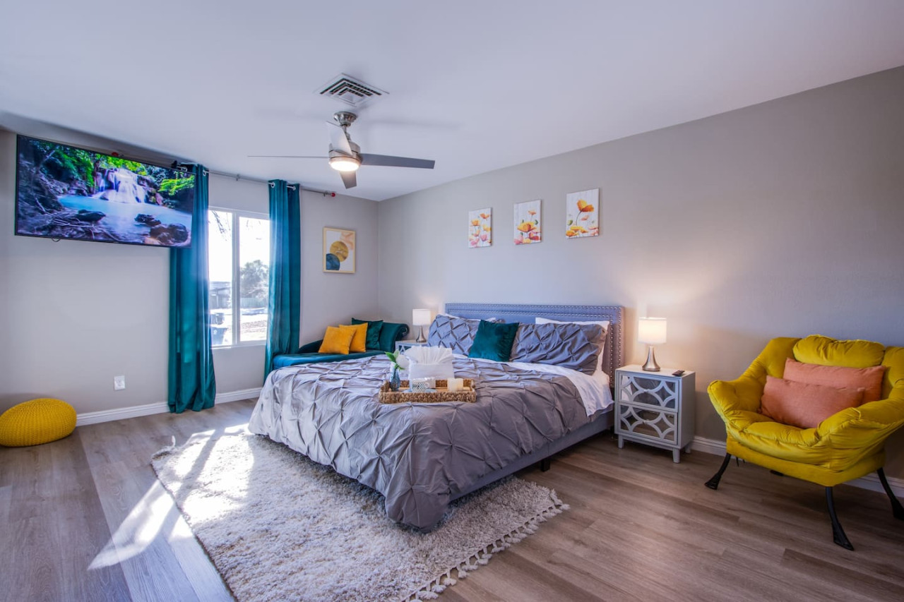 The Extended Stay Oasis | 5 BR, 4 BA Vegas Villa sleeps up to 16!